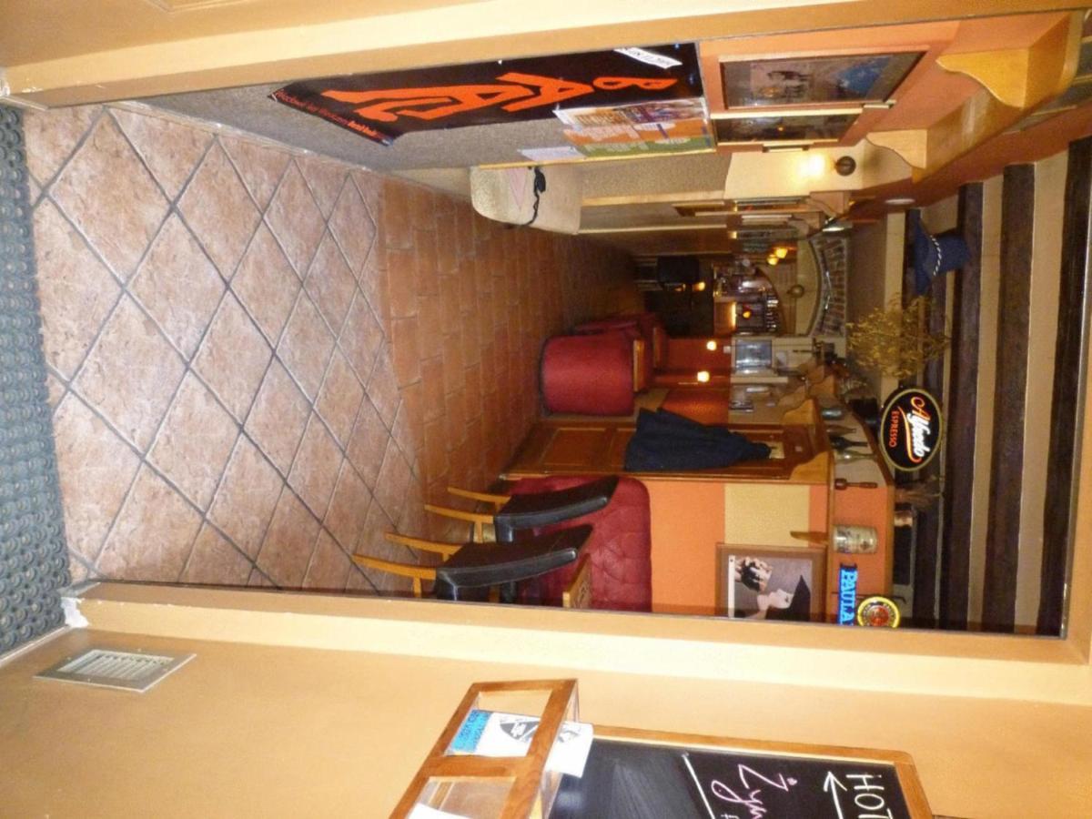 Academus Pub & Guest House Wroclaw Exterior photo
