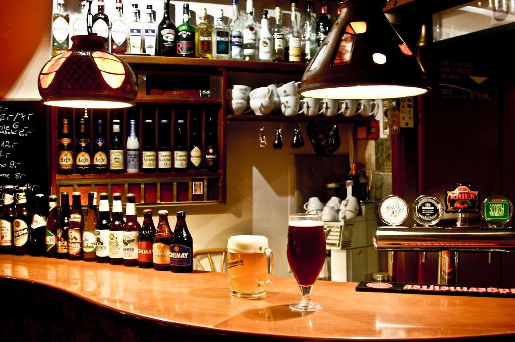 Academus Pub & Guest House Wroclaw Exterior photo